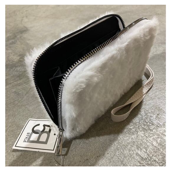 5B Style Wallet Faux Fur Zip Around Wallet 7 Pockets Furry Soft NWT - Picture 1 of 6